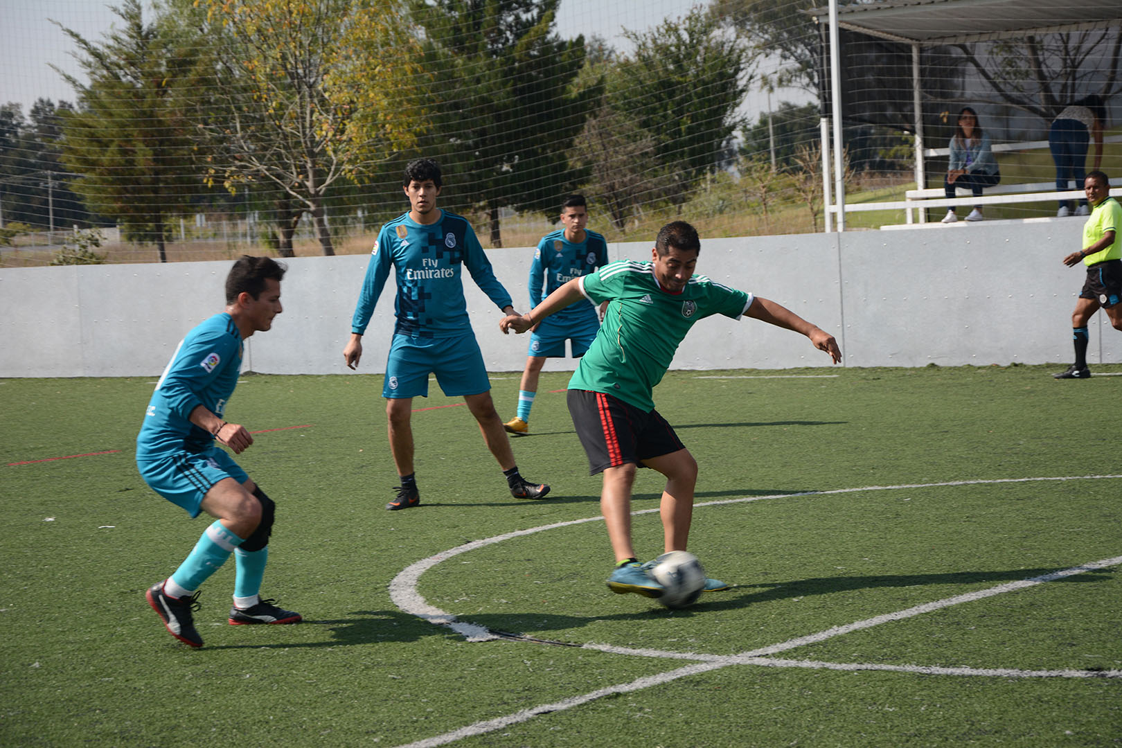 Encuentros deportivos amistosos entre integrantes de laboratorios en la cancha de futbol rápido de la Unidad Irapuato