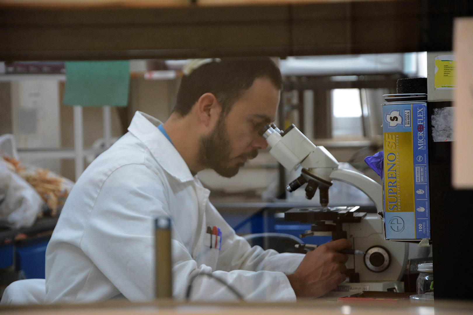 Vista de alumno desde uno de los pasillos de los laboratorios