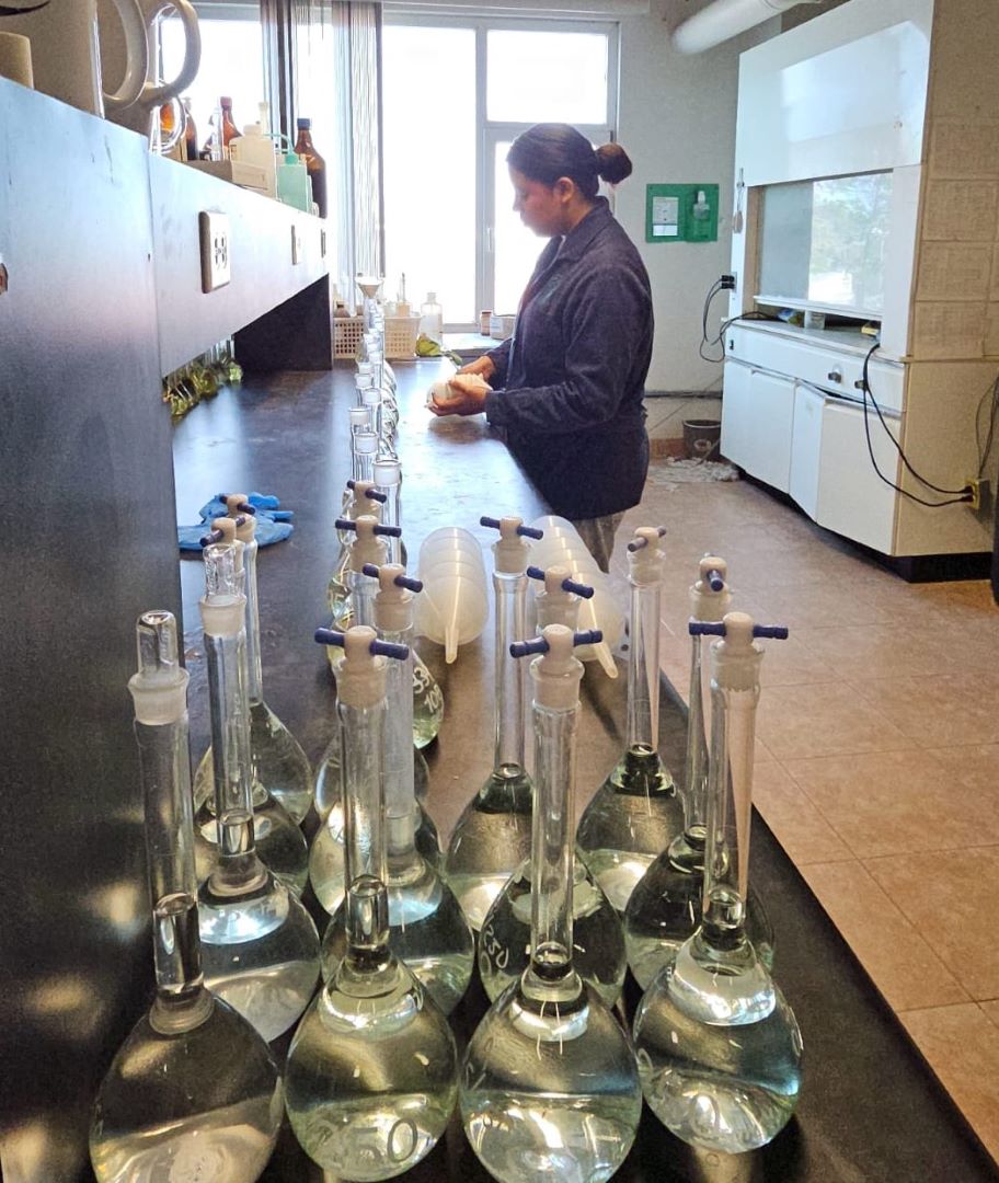 Preparando muestras para ICP laboratorio químico